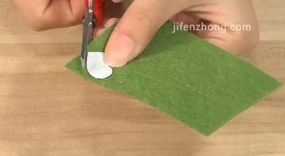 在不织布上按照模板剪出深绿色心形4片、草绿色心形4片。
